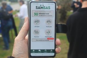 En mobiltelefon med appen SAMSAS