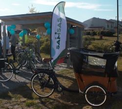 Cyklar står parkerade vid Mistra SAMS mobilitetshubb