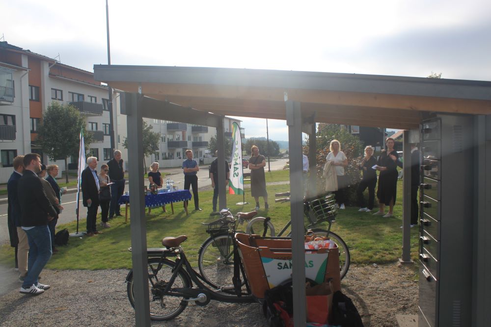 Politiker förevisas den lokala elcykelpoolen i Riksten.