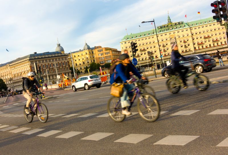 Hållbar stad med miljövänliga transportmedel med cyklister i Gamla Stan, Stockholm.