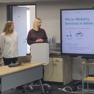 Fredrika Janssen and Klara Rubin presenting their master's degree project.